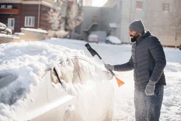 Młody Człowiek Czyści Samochód Śniegu Słoneczny Mroźny Dzień — Zdjęcie stockowe