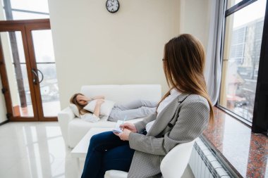 Depresyon sırasında genç bir kız ofisteki bir psikologla iletişim kuruyor. Psikolojik yardım.