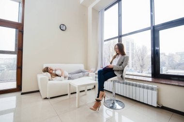 Depresyon sırasında genç bir kız ofisteki bir psikologla iletişim kuruyor. Psikolojik yardım.