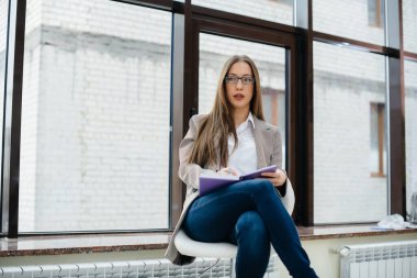 Profesyonel bir psikolog, genç bir kızın sorunlarının çözümüne yardımcı olur. Bir psikiyatristin yardımı..