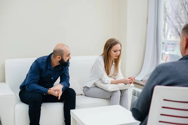 Joven Matrimonio Hombres Mujeres Habla Con Psicólogo Una Sesión Terapia — Foto de Stock