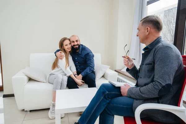 Joven Matrimonio Feliz Hombres Mujeres Habla Con Psicólogo Una Sesión — Foto de Stock