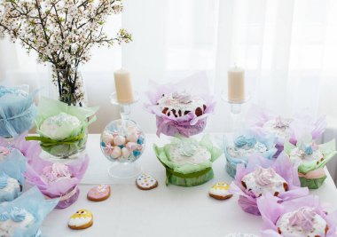 Süslü bir masada güzel Paskalya pastaları. Hafif bir Paskalya tatili.