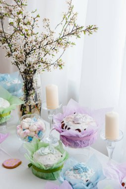 Süslü bir masada güzel Paskalya pastaları. Hafif bir Paskalya tatili.