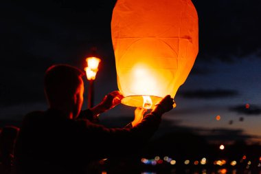 Akşamları, gün batımında, akrabaları ve arkadaşlarıyla birlikte geleneksel fenerler yakarlar. Gelenek ve seyahat