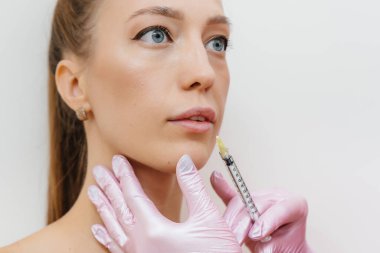 Güzel bir genç kız için dudak büyütme prosedürü. Kozmetoloji