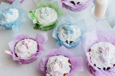 Süslü bir masada güzel Paskalya pastaları. Hafif bir Paskalya tatili.