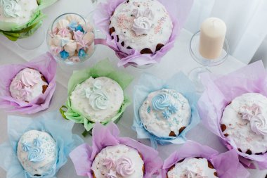 Süslü bir masada güzel Paskalya pastaları. Hafif bir Paskalya tatili.