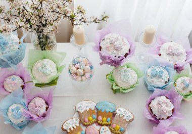 Süslü bir masada güzel Paskalya pastaları. Hafif bir Paskalya tatili.