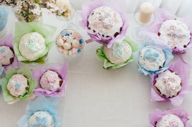 Süslü bir masada güzel Paskalya pastaları. Hafif bir Paskalya tatili.