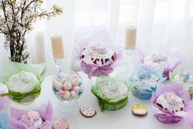 Süslü bir masada güzel Paskalya pastaları. Hafif bir Paskalya tatili.