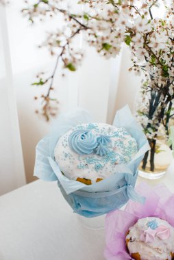 Süslü bir masada güzel Paskalya pastaları. Hafif bir Paskalya tatili.