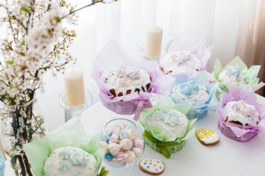 Süslü bir masada güzel Paskalya pastaları. Hafif bir Paskalya tatili.