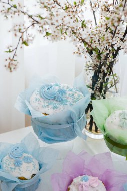 Süslü bir masada güzel Paskalya pastaları. Hafif bir Paskalya tatili.