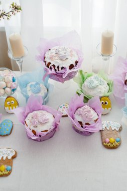 Süslü bir masada güzel Paskalya pastaları. Hafif bir Paskalya tatili.