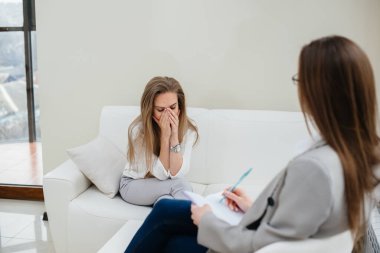 Depresyon sırasında genç bir kız ofisteki bir psikologla iletişim kuruyor. Psikolojik yardım.