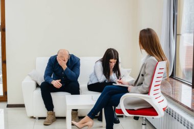 Genç evli bir çift terapi seansında bir psikologla konuşuyor. Psikoloji.