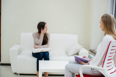 Depresyon sırasında genç bir kız ofisteki bir psikologla iletişim kuruyor. Psikolojik yardım.