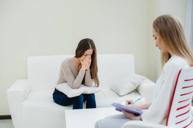 Depresyon sırasında genç bir kız ofisteki bir psikologla iletişim kuruyor. Psikolojik yardım.