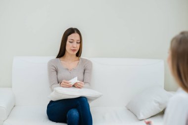 Depresyon sırasında genç bir kız ofisteki bir psikologla iletişim kuruyor. Psikolojik yardım.