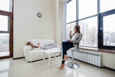 Depresyon sırasında genç bir kız ofisteki bir psikologla iletişim kuruyor. Psikolojik yardım.