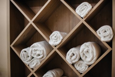 Güzellik salonunda temiz havluları olan gardırop.