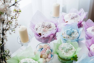 Süslü bir masada güzel Paskalya pastaları. Hafif bir Paskalya tatili.