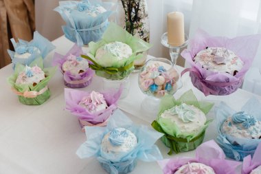 Süslü bir masada güzel Paskalya pastaları. Hafif bir Paskalya tatili.