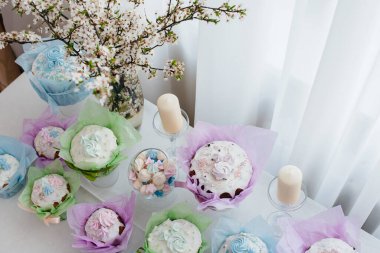 Süslü bir masada güzel Paskalya pastaları. Hafif bir Paskalya tatili.