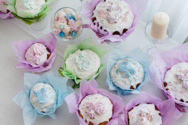 Süslü bir masada güzel Paskalya pastaları. Hafif bir Paskalya tatili.