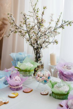 Süslü bir masada güzel Paskalya pastaları. Hafif bir Paskalya tatili.