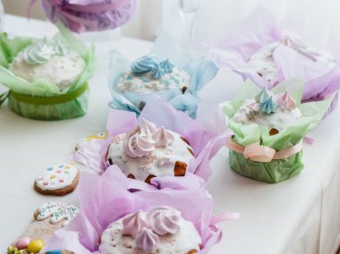 Süslü bir masada güzel Paskalya pastaları. Hafif bir Paskalya tatili.