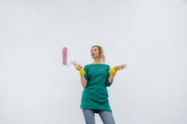 Genç bir kız beyaz bir duvarın önünde tekerlekli sandalyeyle poz veriyor. İç kısmın tamiri.