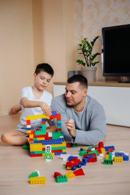 Küçük bir çocuk babasıyla birlikte bir müteahhit tarafından oynanır ve bir ev inşa edilir. Bir aile evinin inşaatı.