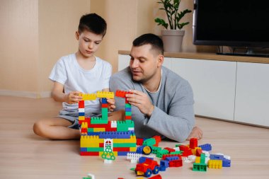 Küçük bir çocuk babasıyla birlikte bir müteahhit tarafından oynanır ve bir ev inşa edilir. Bir aile evinin inşaatı.