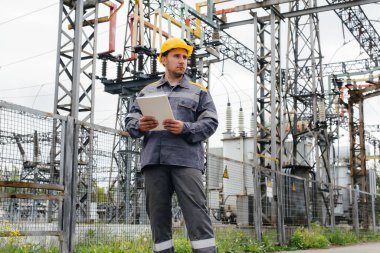 Enerji mühendisi istasyonun ekipmanlarını inceler. Güç mühendisliği. Sanayi