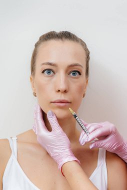 Güzel bir genç kız için dudak büyütme prosedürü. Kozmetoloji