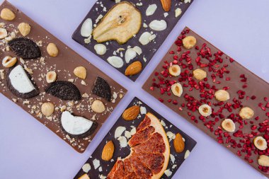 Parlak bir arka planda doğal el yapımı çikolata..