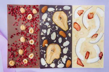 Parlak bir arka planda doğal el yapımı çikolata..