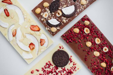 Parlak bir arka planda doğal el yapımı çikolata..