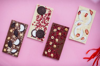 Parlak bir arka planda doğal el yapımı çikolata..