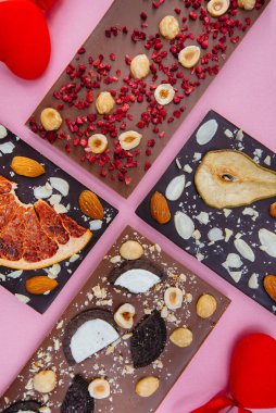 Parlak bir arka planda doğal el yapımı çikolata..