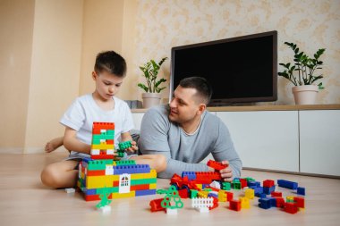 Küçük bir çocuk babasıyla birlikte bir müteahhit tarafından oynanır ve bir ev inşa edilir. Bir aile evinin inşaatı.