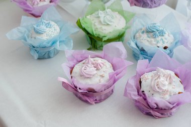 Süslü bir masada güzel Paskalya pastaları. Hafif bir Paskalya tatili.