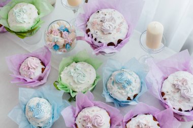 Süslü bir masada güzel Paskalya pastaları. Hafif bir Paskalya tatili.