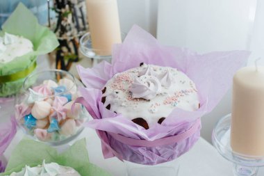 Süslü bir masada güzel Paskalya pastaları. Hafif bir Paskalya tatili.