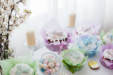 Süslü bir masada güzel Paskalya pastaları. Hafif bir Paskalya tatili.