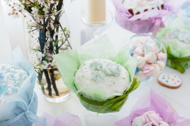 Süslü bir masada güzel Paskalya pastaları. Hafif bir Paskalya tatili.