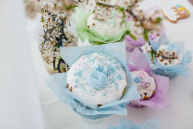 Süslü bir masada güzel Paskalya pastaları. Hafif bir Paskalya tatili.