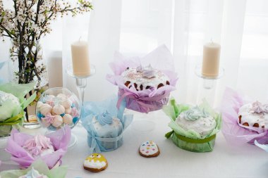 Süslü bir masada güzel Paskalya pastaları. Hafif bir Paskalya tatili.